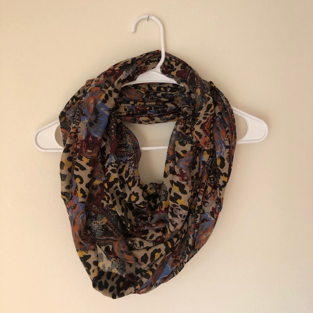 🎄3 for 12🎄 Cheetah print infinity scarf